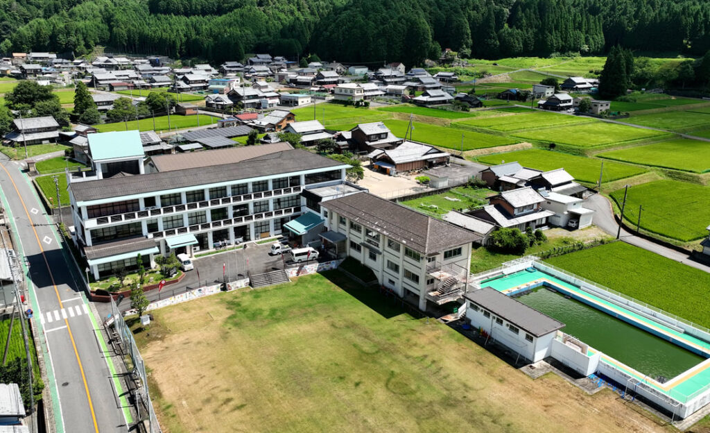 鮎河にてカメムシ防除 写真